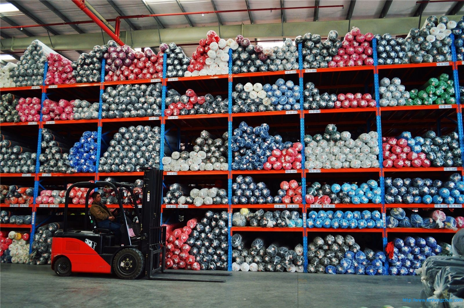 HZ-790型橫梁式貨架 重型高層倉庫貨架應(yīng)用案例 HZ-790型橫梁式貨架 重型高層倉庫貨架應(yīng)用案例